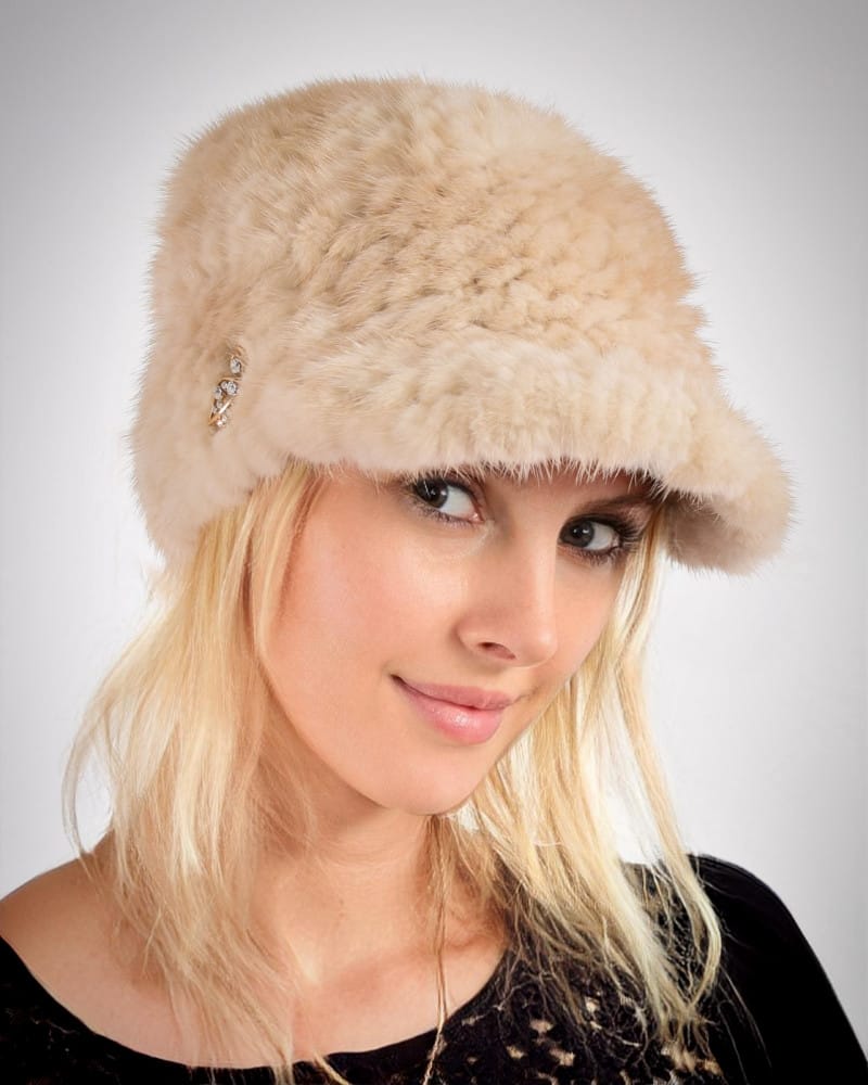 Kiedy futrzana czapka spotkała kolczyki z pereł – moje zimowe love story czapka-futrzana-z-daszkiem-z-futra-norki-ecru