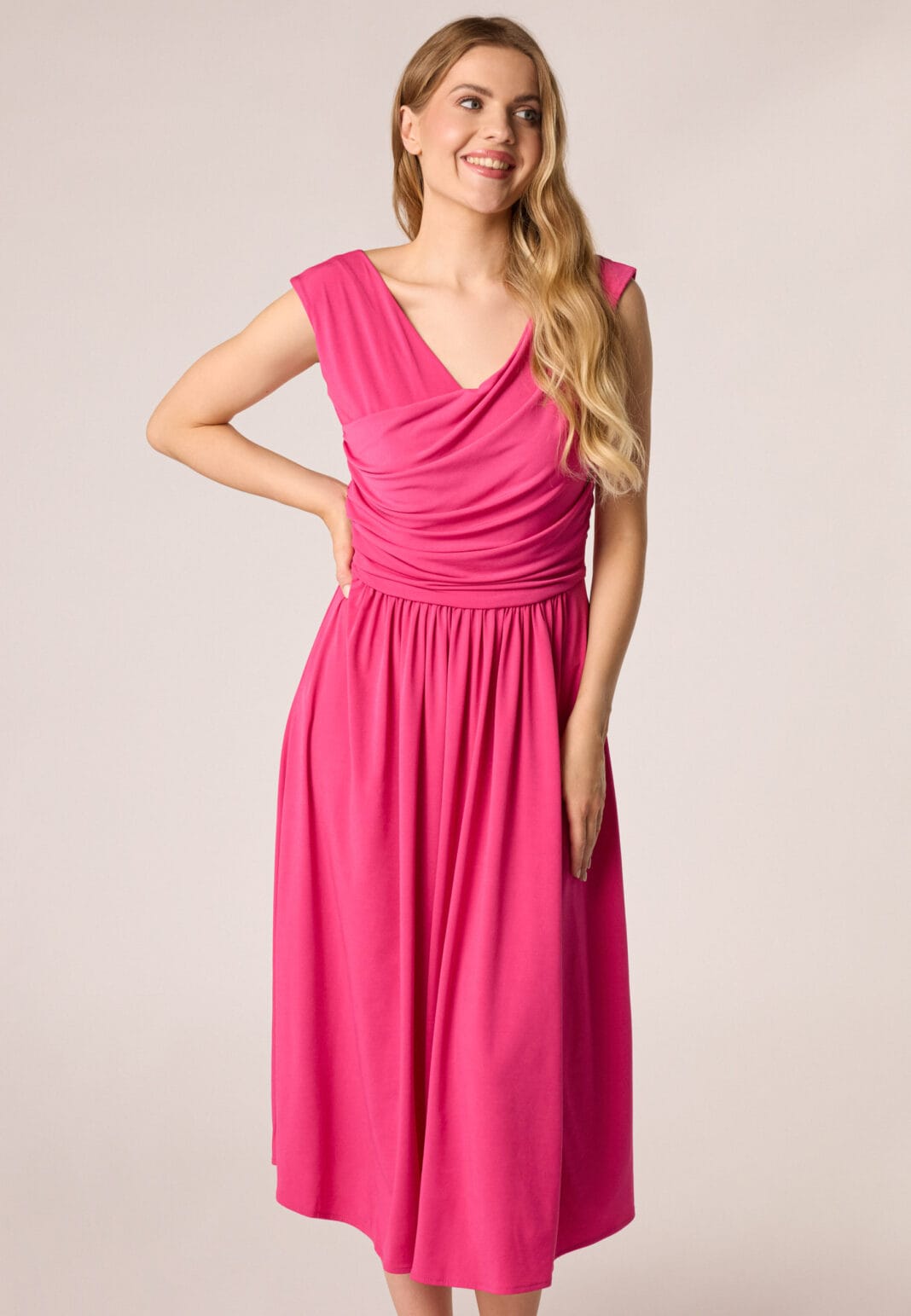 Sukienka na wesele – jak wybrać modną stylizację na wyjątkową okazję?