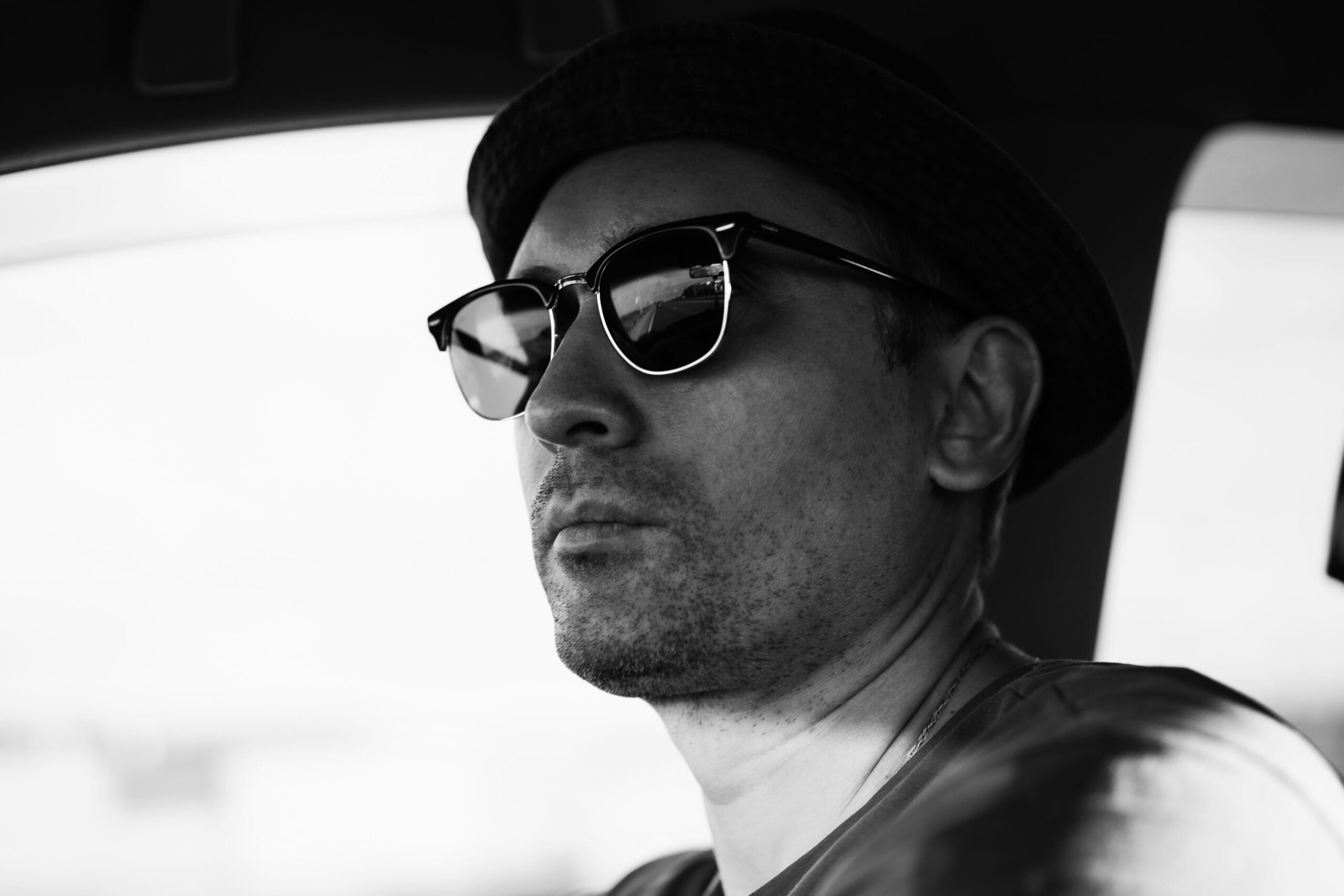 Na co zwrócić uwagę wybierając okulary przeciwsłoneczne polaryzacyjne męskie? andrey-k-uzrll0pqbyq-unsplash