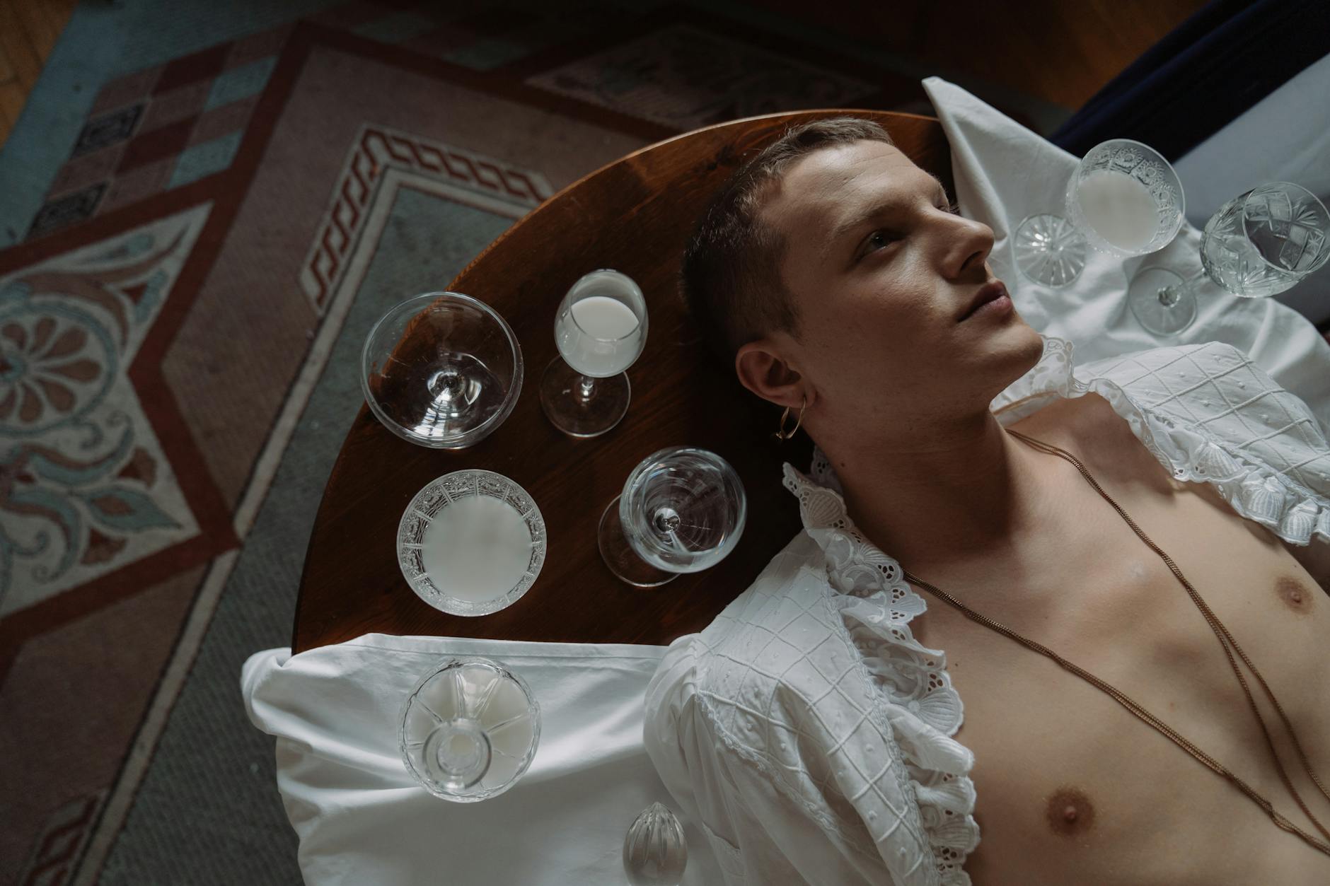 Sygnet w kulturze szlacheckiej: jak biżuteria potwierdzała tożsamość? Mężczyzna przy stole z ozdobnym szkłem, portret w stylu szlacheckim