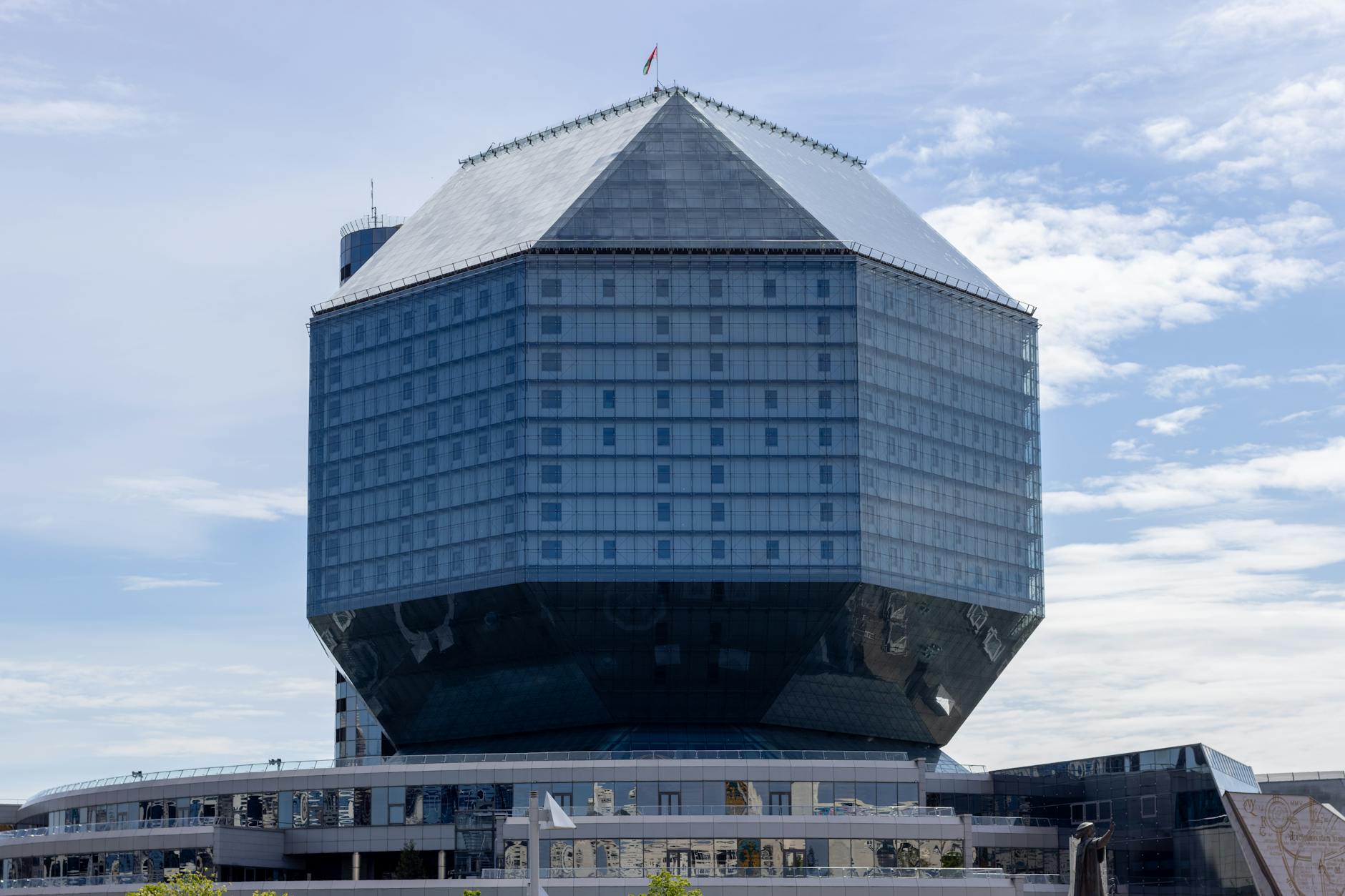 Nowoczesny, geometryczny gmach Biblioteki Narodowej w Mińsku