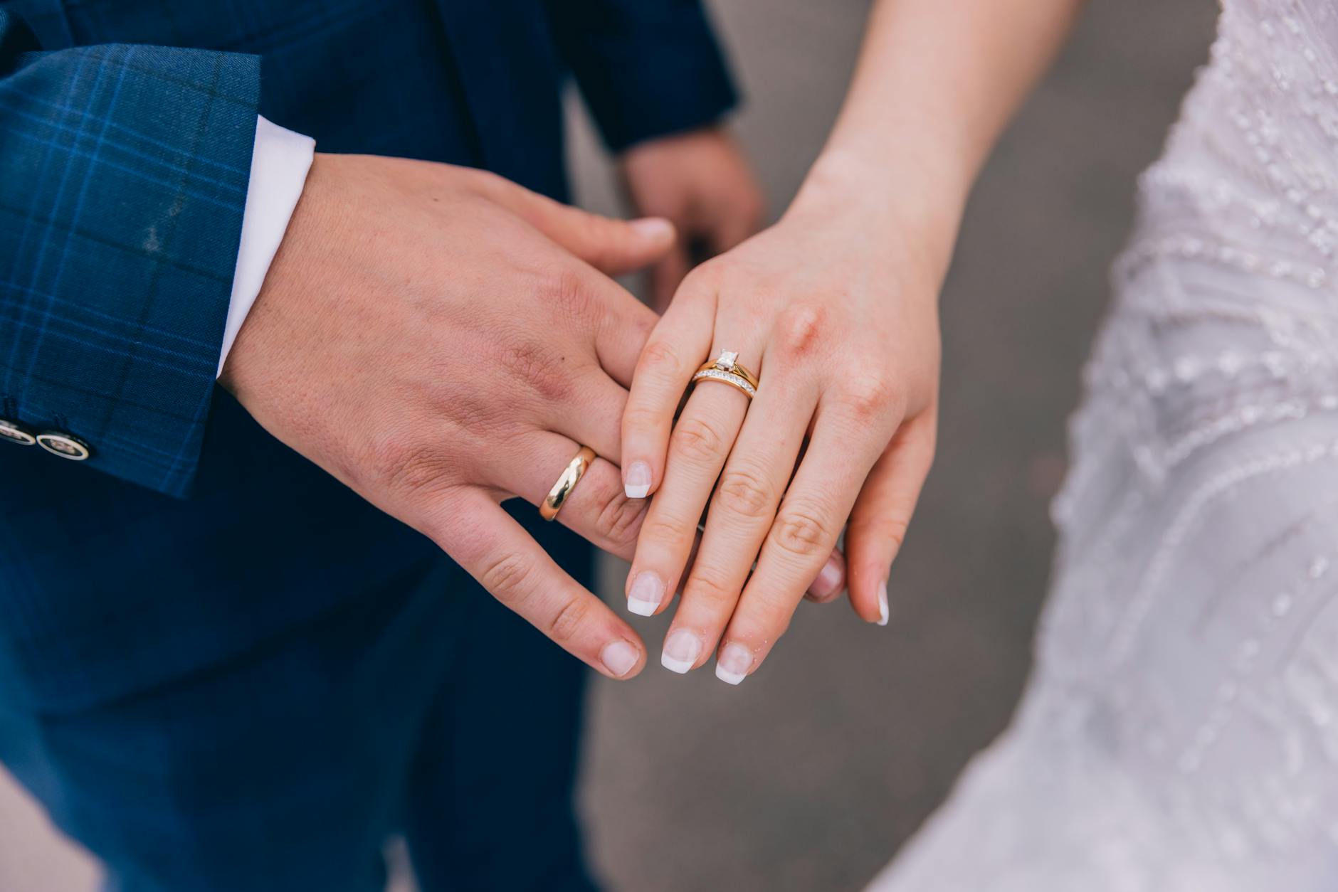 Pierścionek zaręczynowy z diamentem na dłoni panny młodej