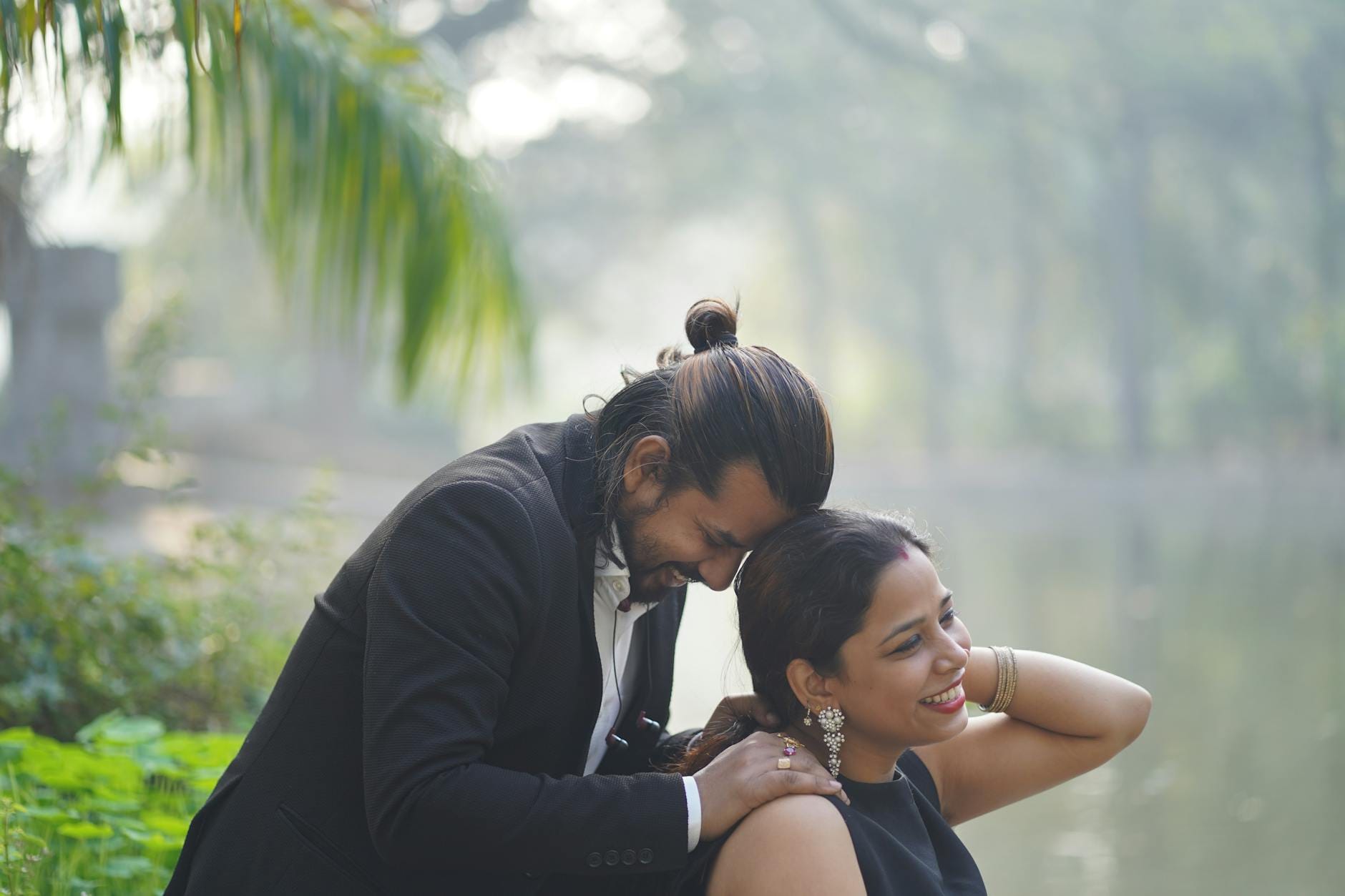 Zakochana para nad jeziorem obejmująca się na świeżym powietrzu