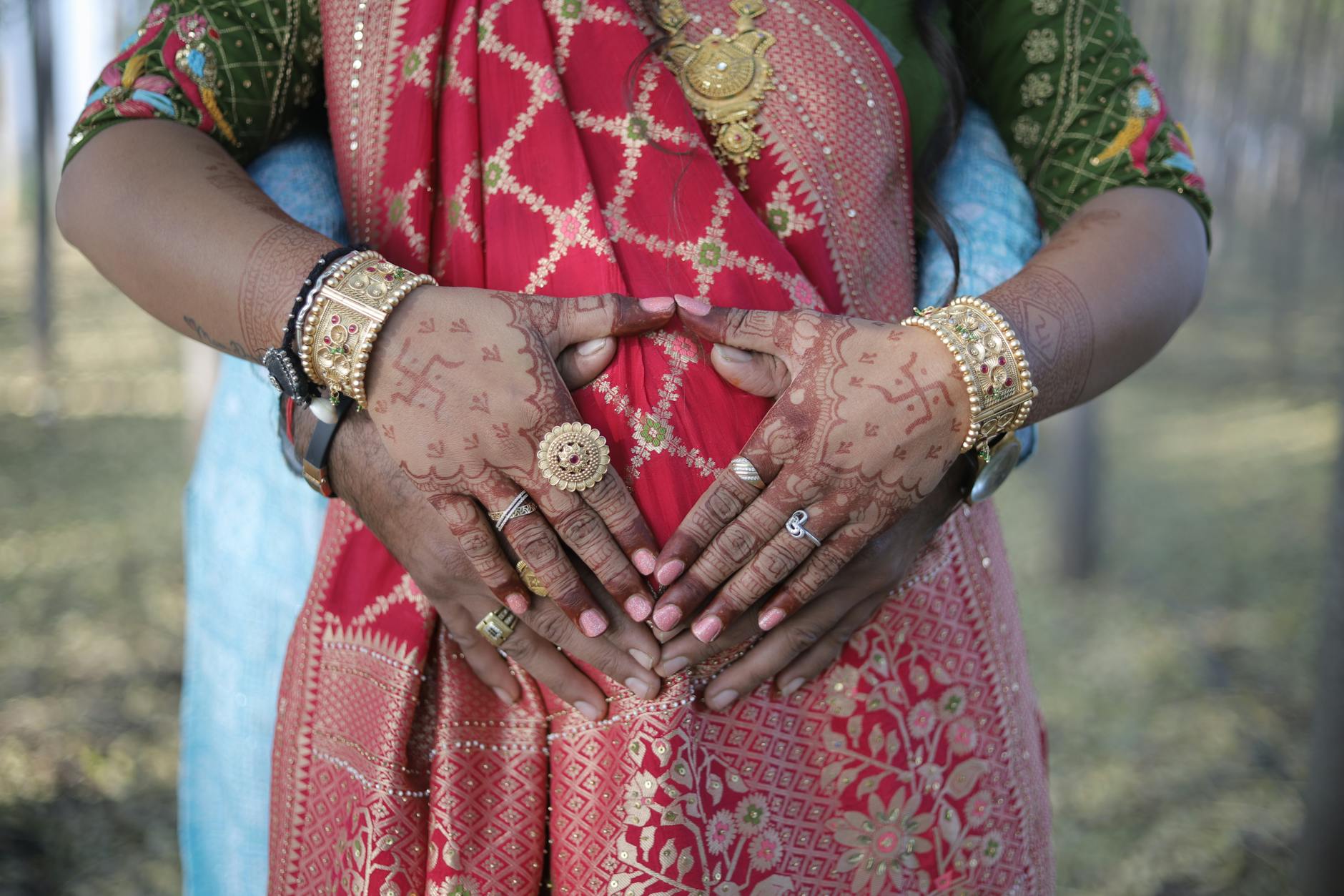 Zbliżenie na punce i próby wybite na złotej obrączce