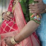 Zbliżenie na złote obrączki z widocznymi próbami i puncami jubilerskimi