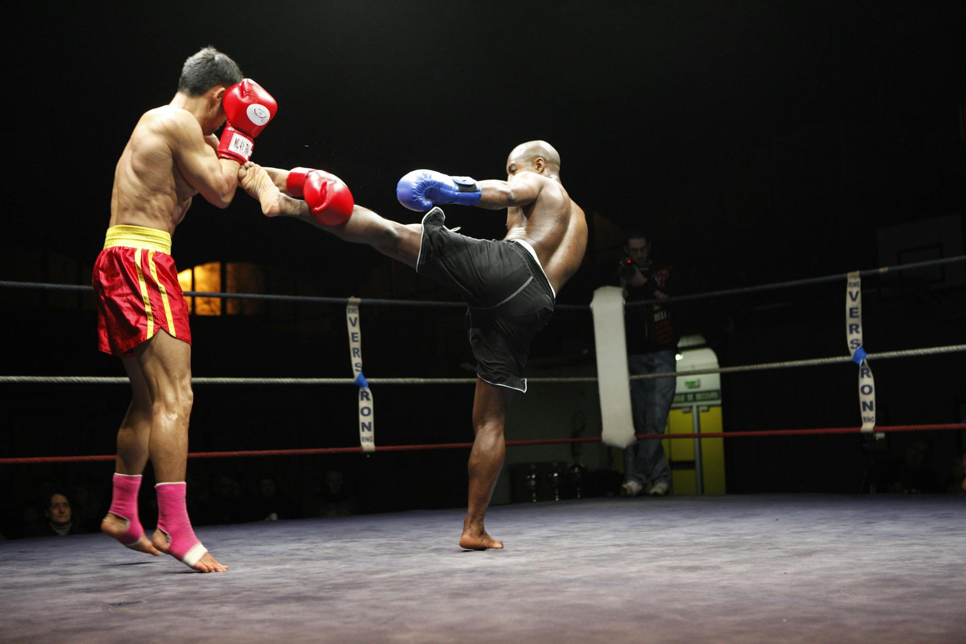 Złoty sygnet z herbem szlacheckim leżący na starych dokumentach