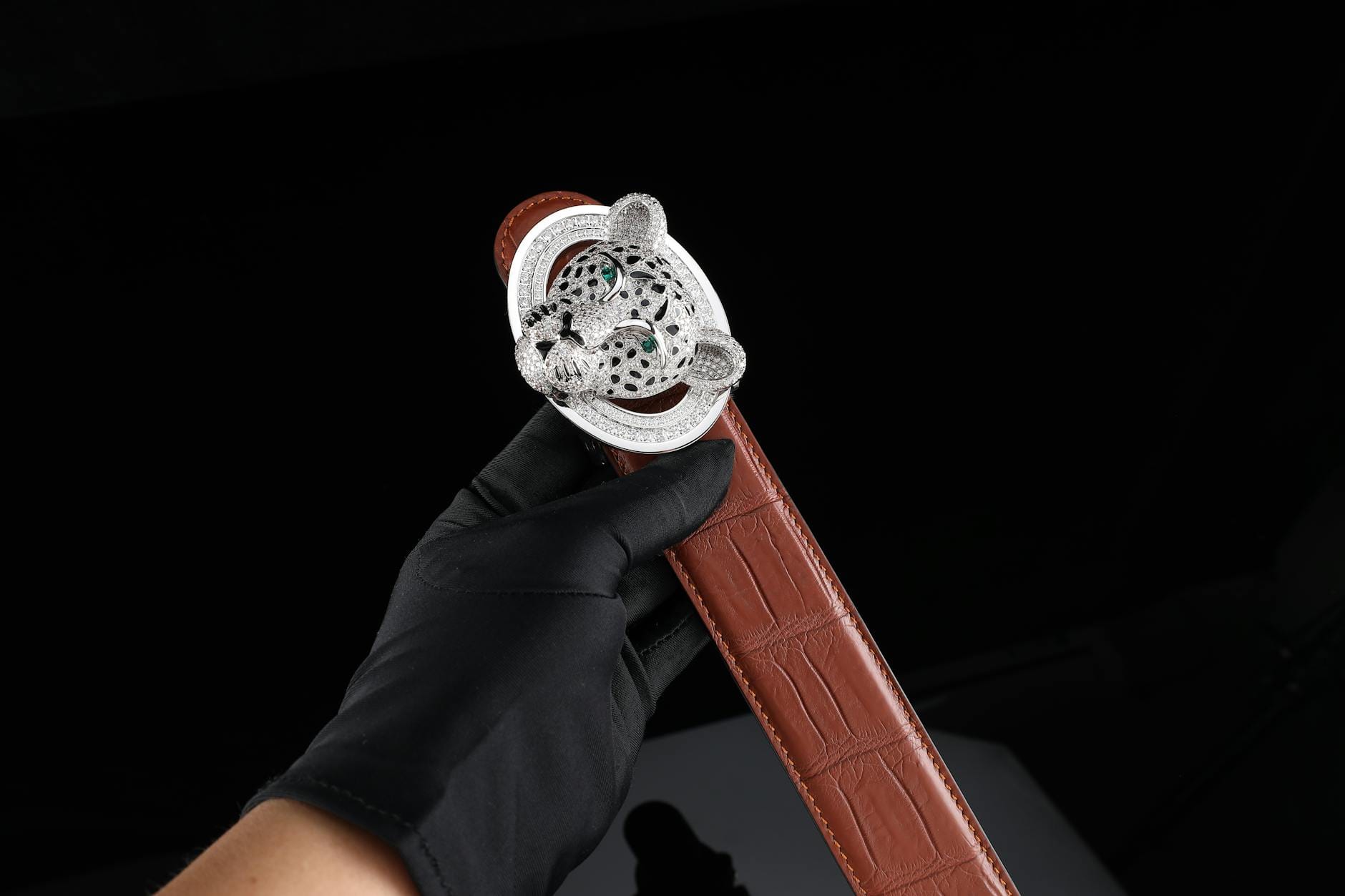 Dłoń z trzema pierścionkami z diamentami w szlifie brylant, owal i gruszka