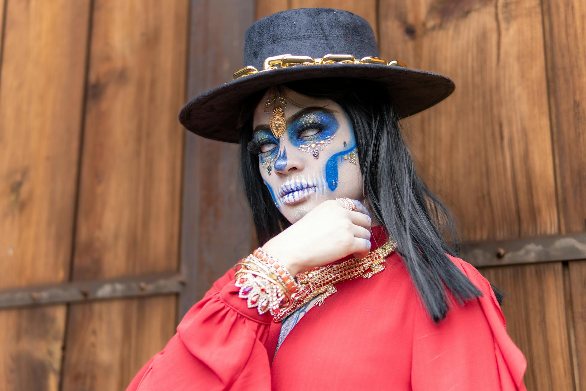 Latynoska w makijażu Dia de los Muertos w koralach w Meksyku