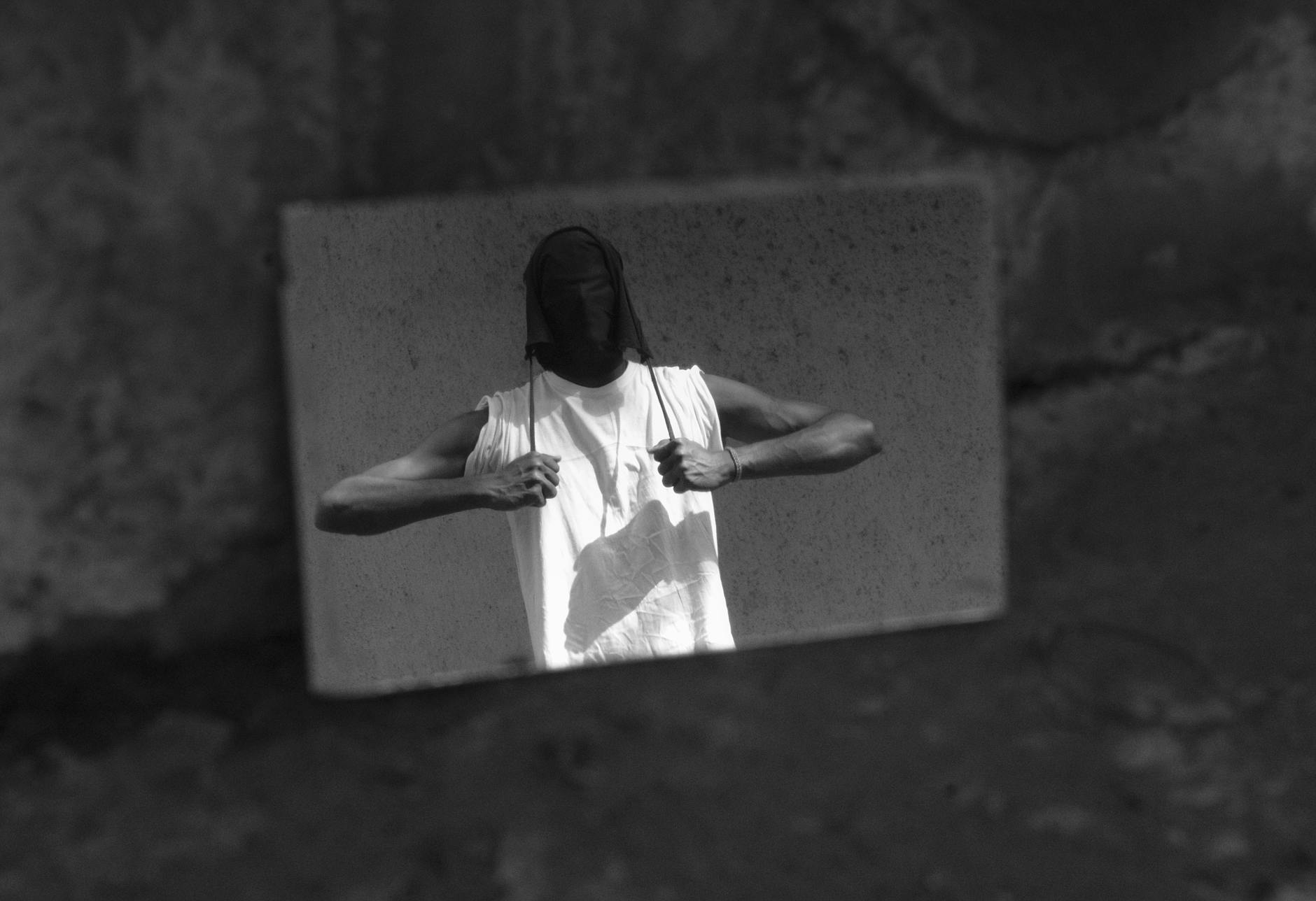 Mężczyzna w cieniu oświetlony kontrastowym, tajemniczym światłem