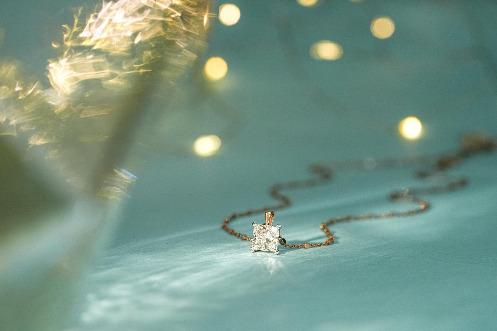 Naszyjnik z błyszczącą zawieszką diamentową w zbliżeniu