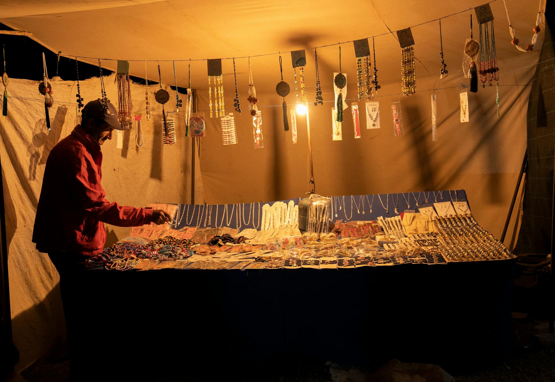 Nocne stoisko w Tiznicie z ręcznie robioną biżuterią i rzemiosłem