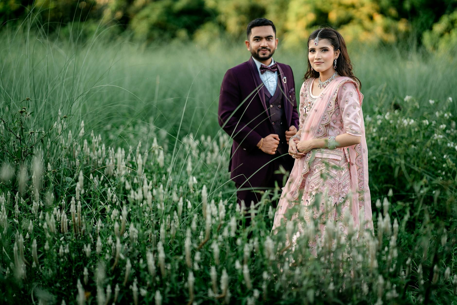 Para młoda trzyma dłonie z obrączkami z recyklingowanego złota