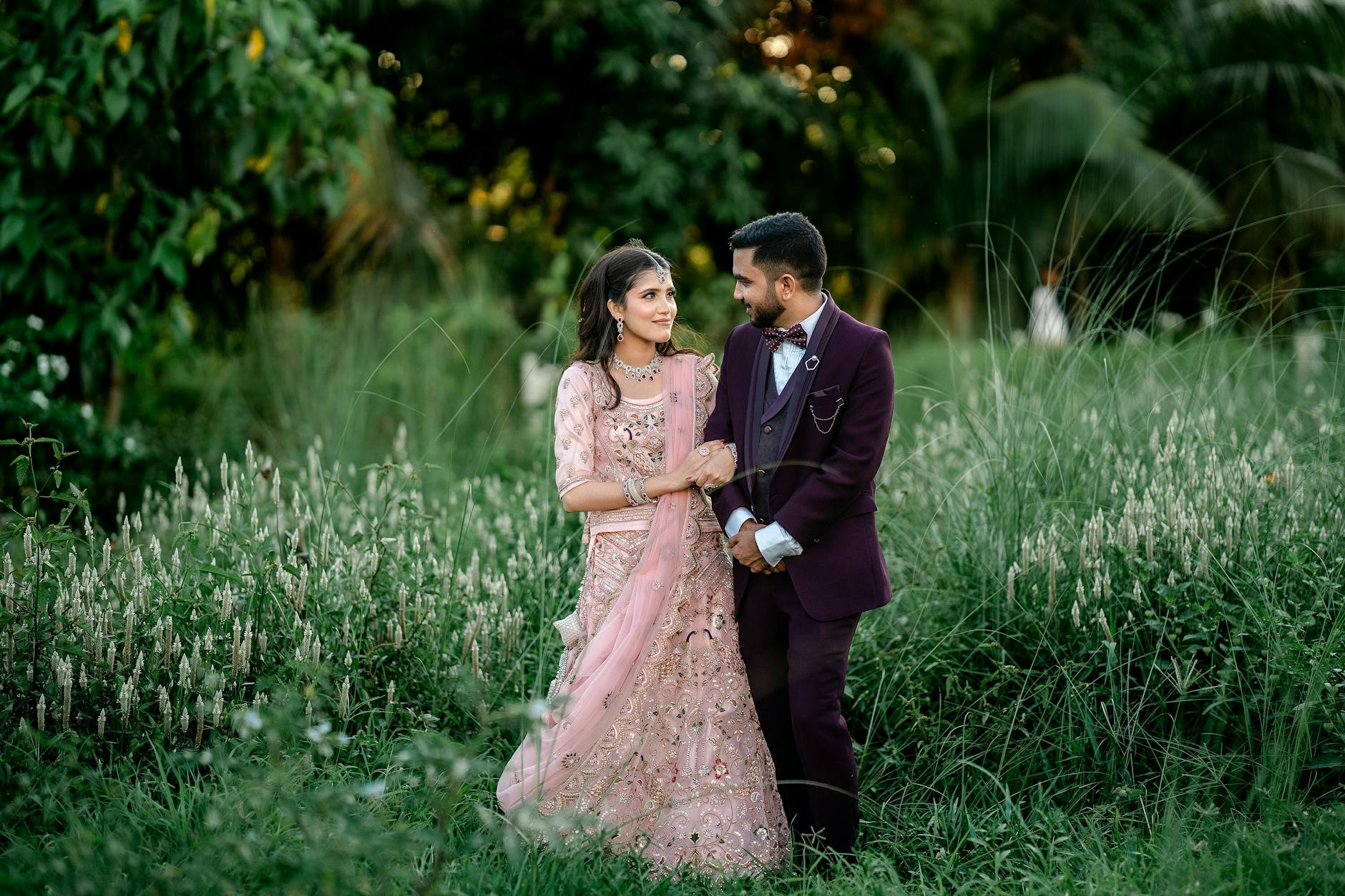 Para młoda wkłada sobie ekologiczne obrączki podczas ceremonii ślubnej