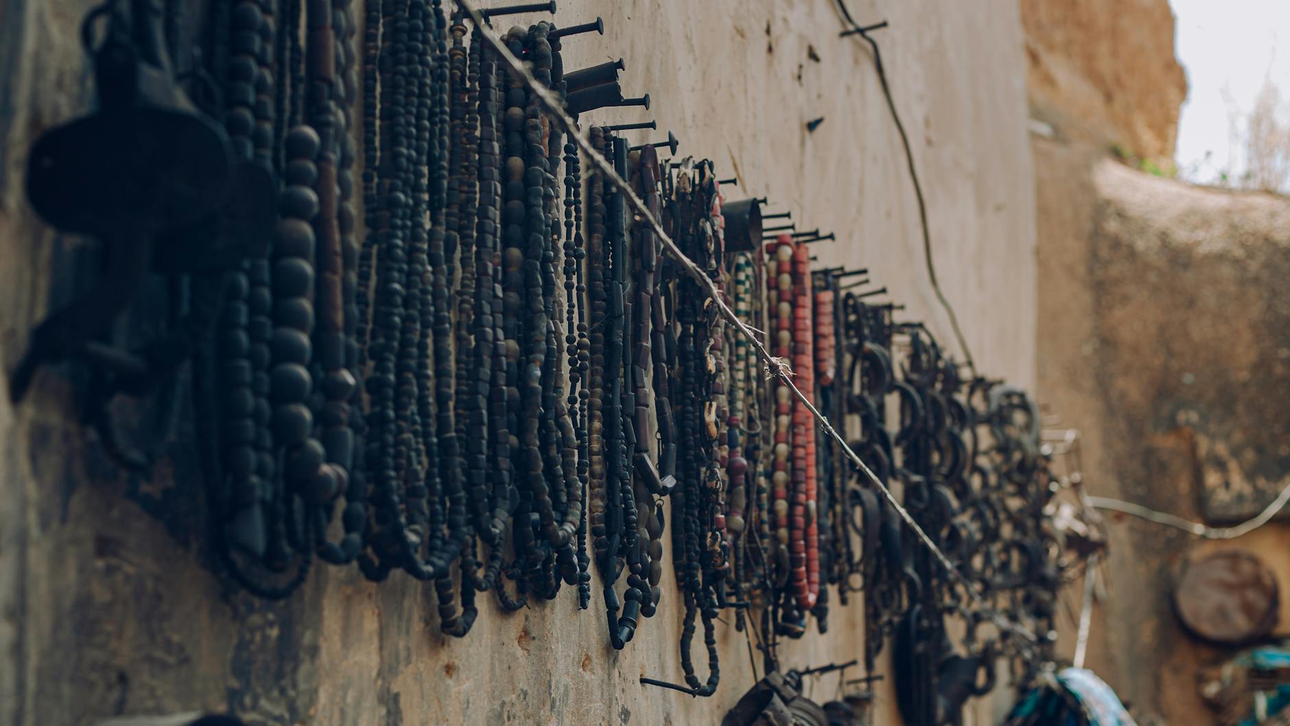 Wisząca na zewnątrz vintage biżuteria z koralików na targu staroci