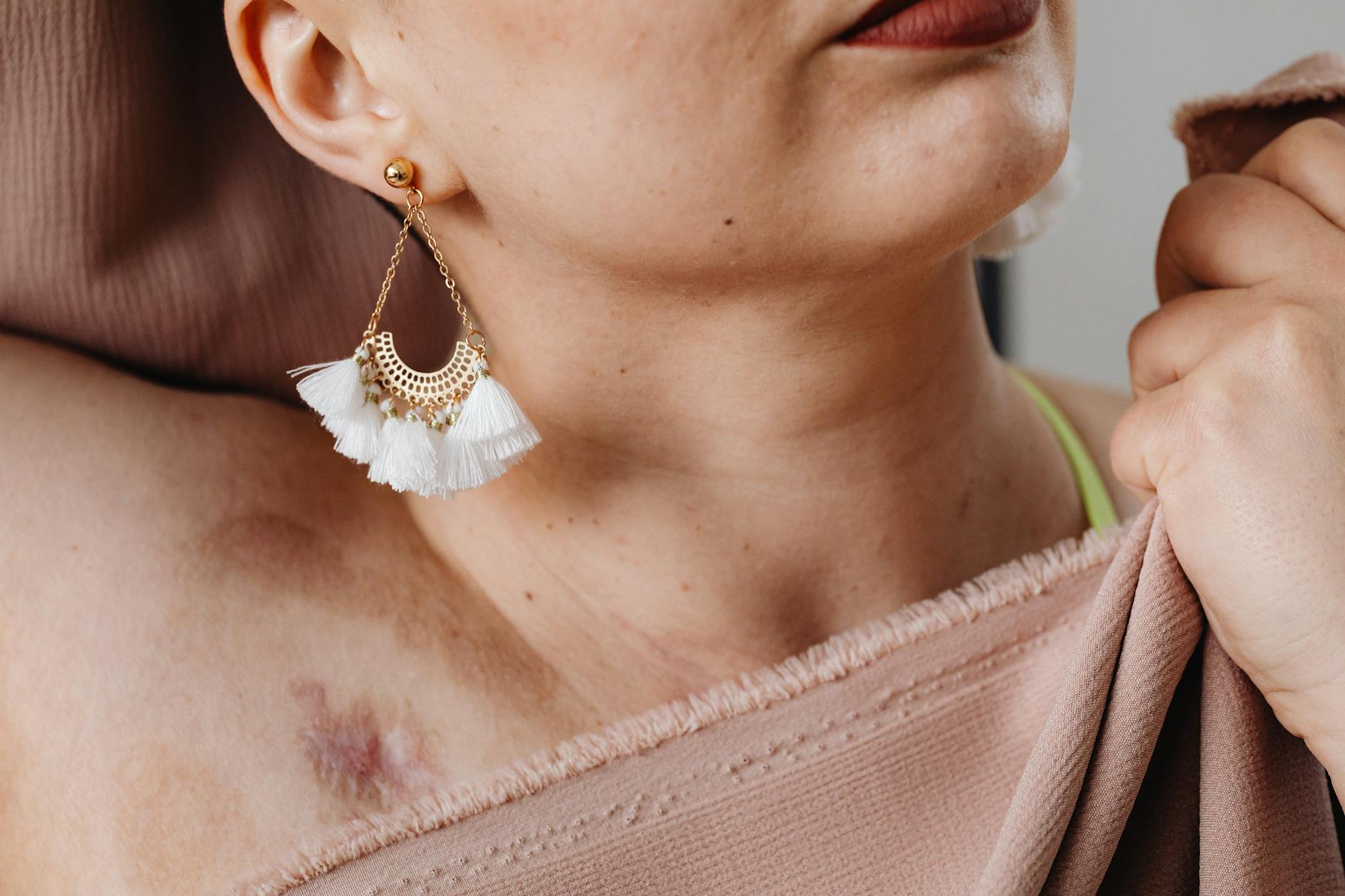 Zbliżenie na kobietę w eleganckich kolczykach z chwostami