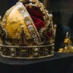 Cesarska korona w muzeum w Wiedniu, bogato zdobiony symbol monarchii