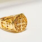 Złoty sygnet z misternym grawerunkiem w zbliżeniu