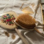 Biżuteria z haftem i tkaniną: jak ją nosić, by nie zmechacić materiału? Zestaw lusterko, szczotka i haftowane kolczyki na tkaninie vintage