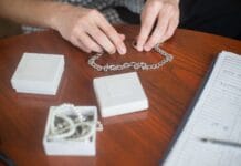 Używana biżuteria z lombardu – na co uważać przed zakupem i jak sprawdzić próby? Używana biżuteria z lombardu – na co uważać przed zakupem i jak sprawdzić próby?