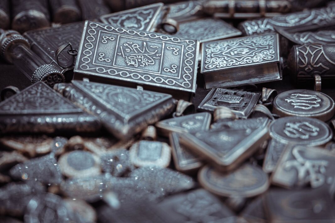 Hamsa w biżuterii – co oznacza Ręka Fatimy i jak poprawnie nosić ten bliskowschodni amulet? Hamsa w biżuterii – co oznacza Ręka Fatimy i jak poprawnie nosić ten bliskowschodni amulet?