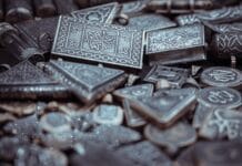 Hamsa w biżuterii – co oznacza Ręka Fatimy i jak poprawnie nosić ten bliskowschodni amulet?
