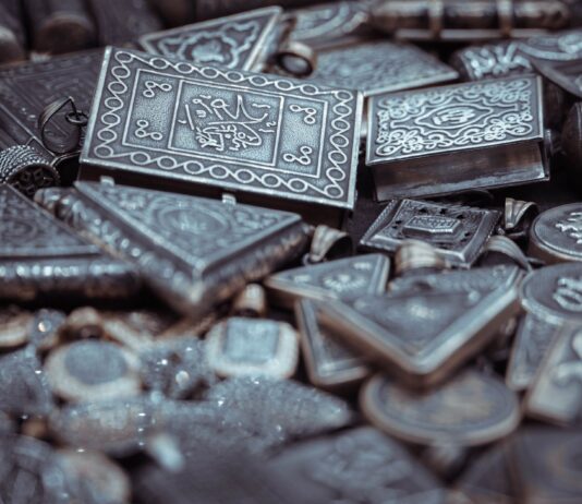 Hamsa w biżuterii – co oznacza Ręka Fatimy i jak poprawnie nosić ten bliskowschodni amulet? Hamsa w biżuterii – co oznacza Ręka Fatimy i jak poprawnie nosić ten bliskowschodni amulet?