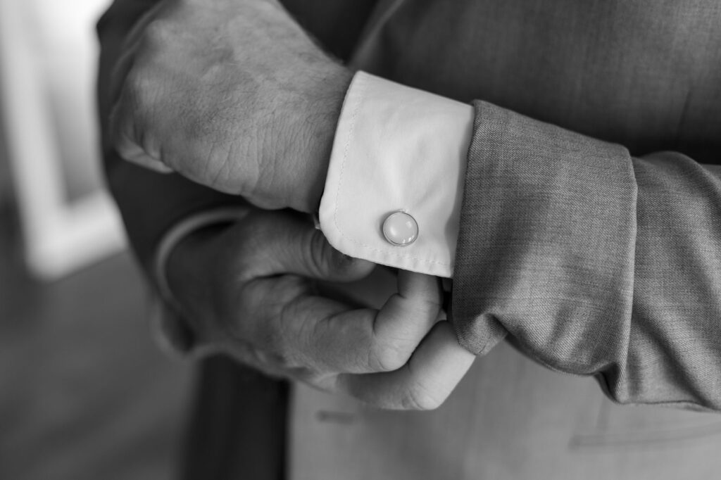 Męska biżuteria do garnituru: spinki do mankietów, sygnet i szpila do krawata bez przesady